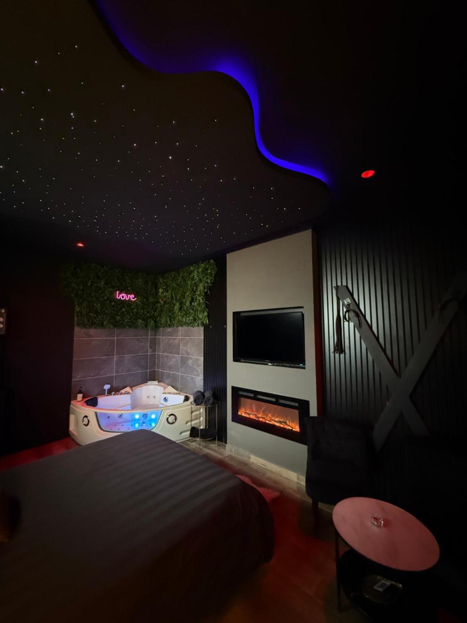 Loveroomxspa Bourg-Saint-Christophe Экстерьер фото