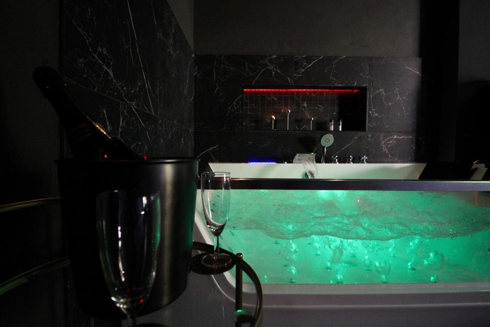 Loveroomxspa Bourg-Saint-Christophe Экстерьер фото