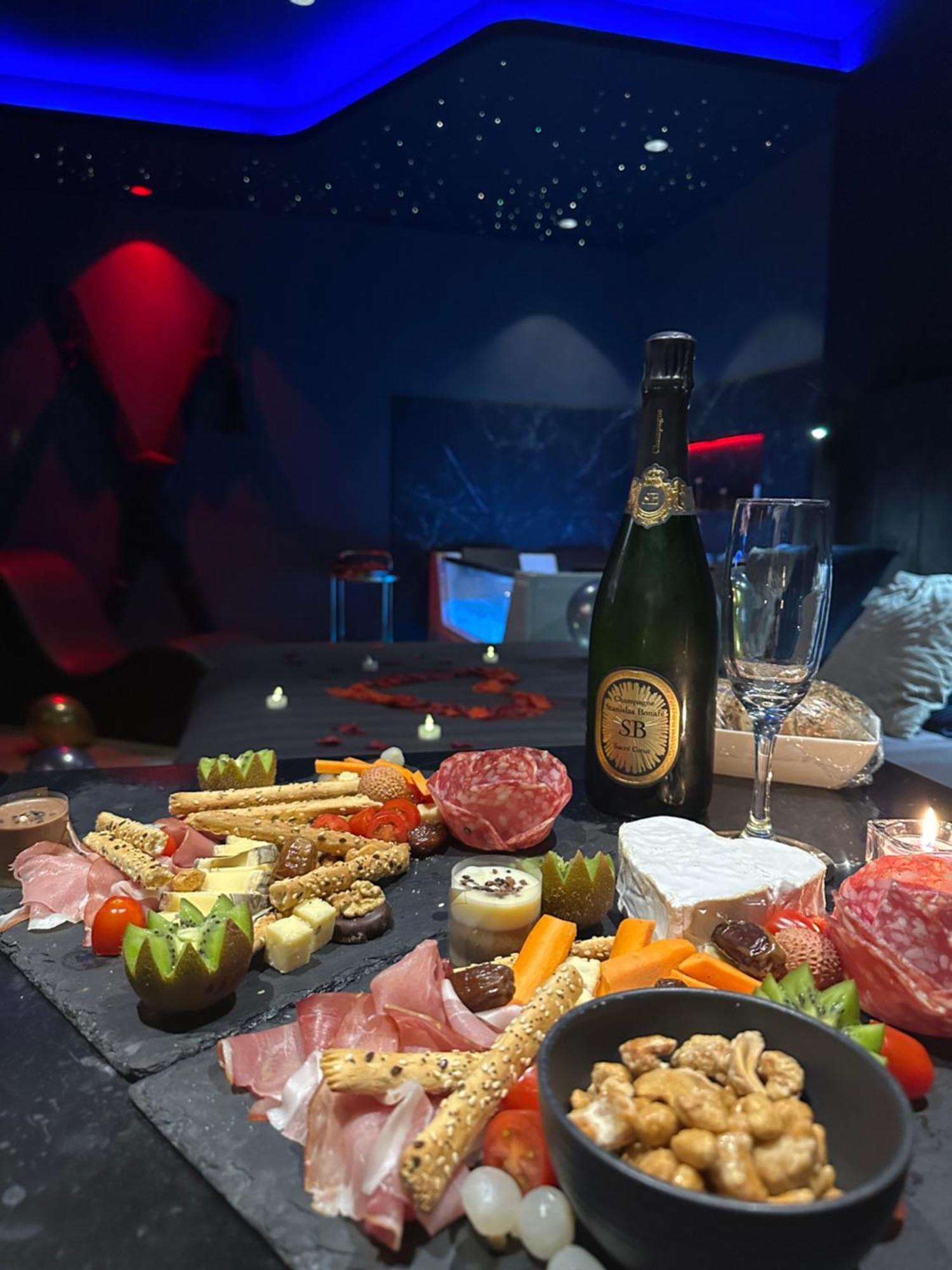 Loveroomxspa Bourg-Saint-Christophe Экстерьер фото