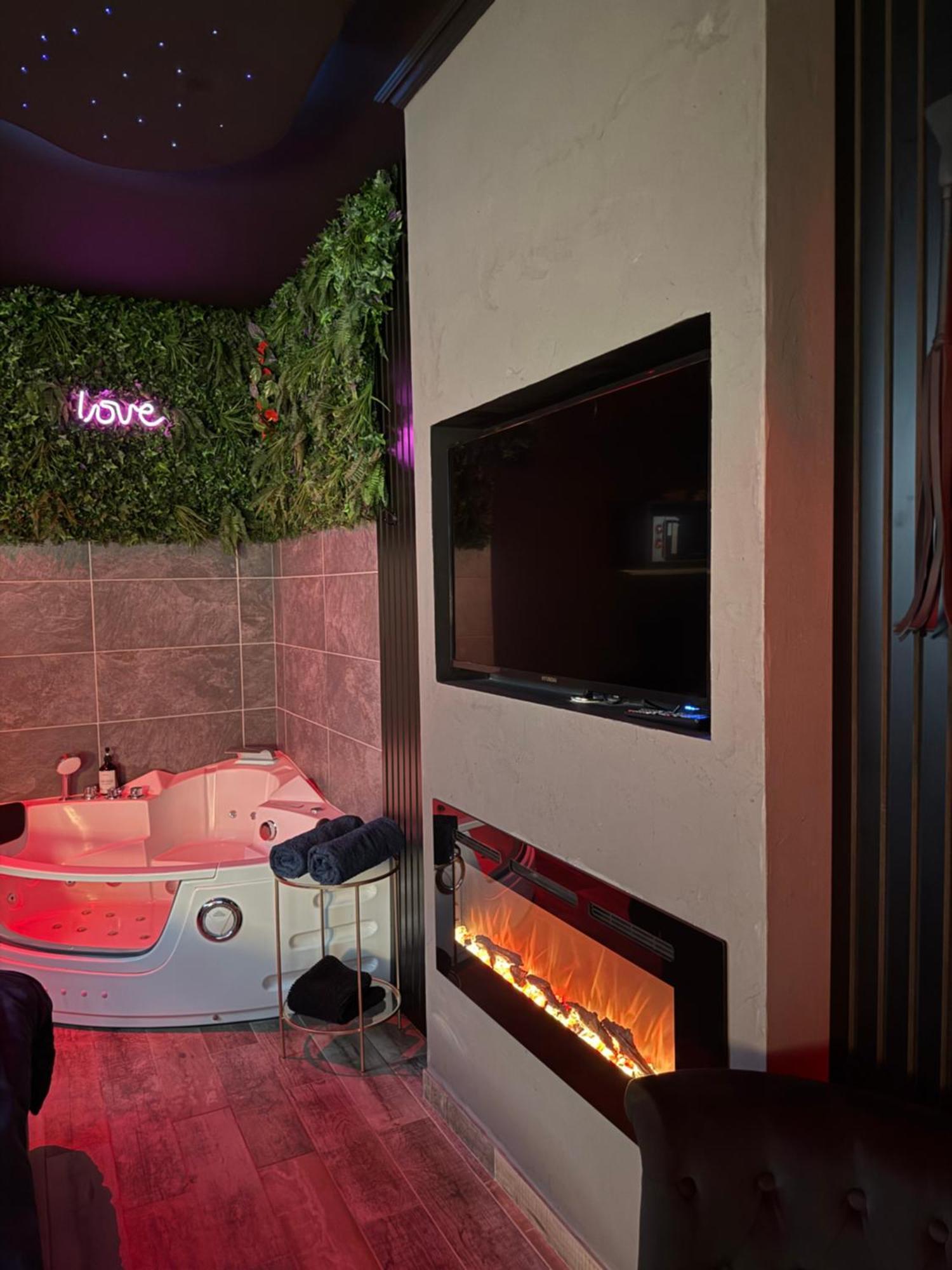 Loveroomxspa Bourg-Saint-Christophe Экстерьер фото