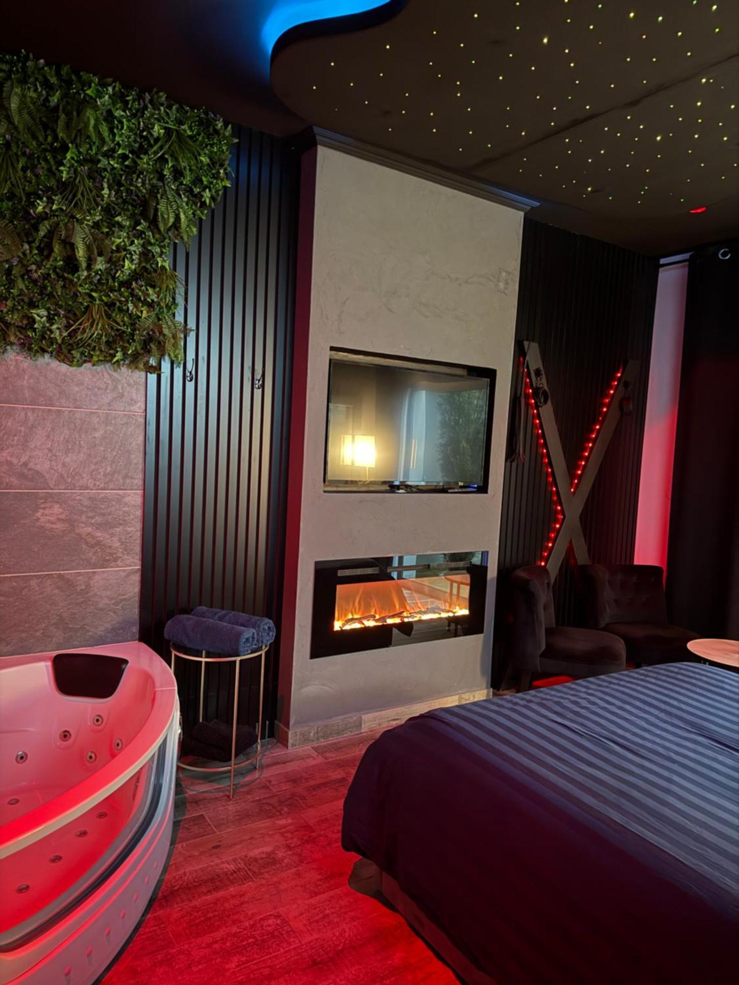 Loveroomxspa Bourg-Saint-Christophe Экстерьер фото